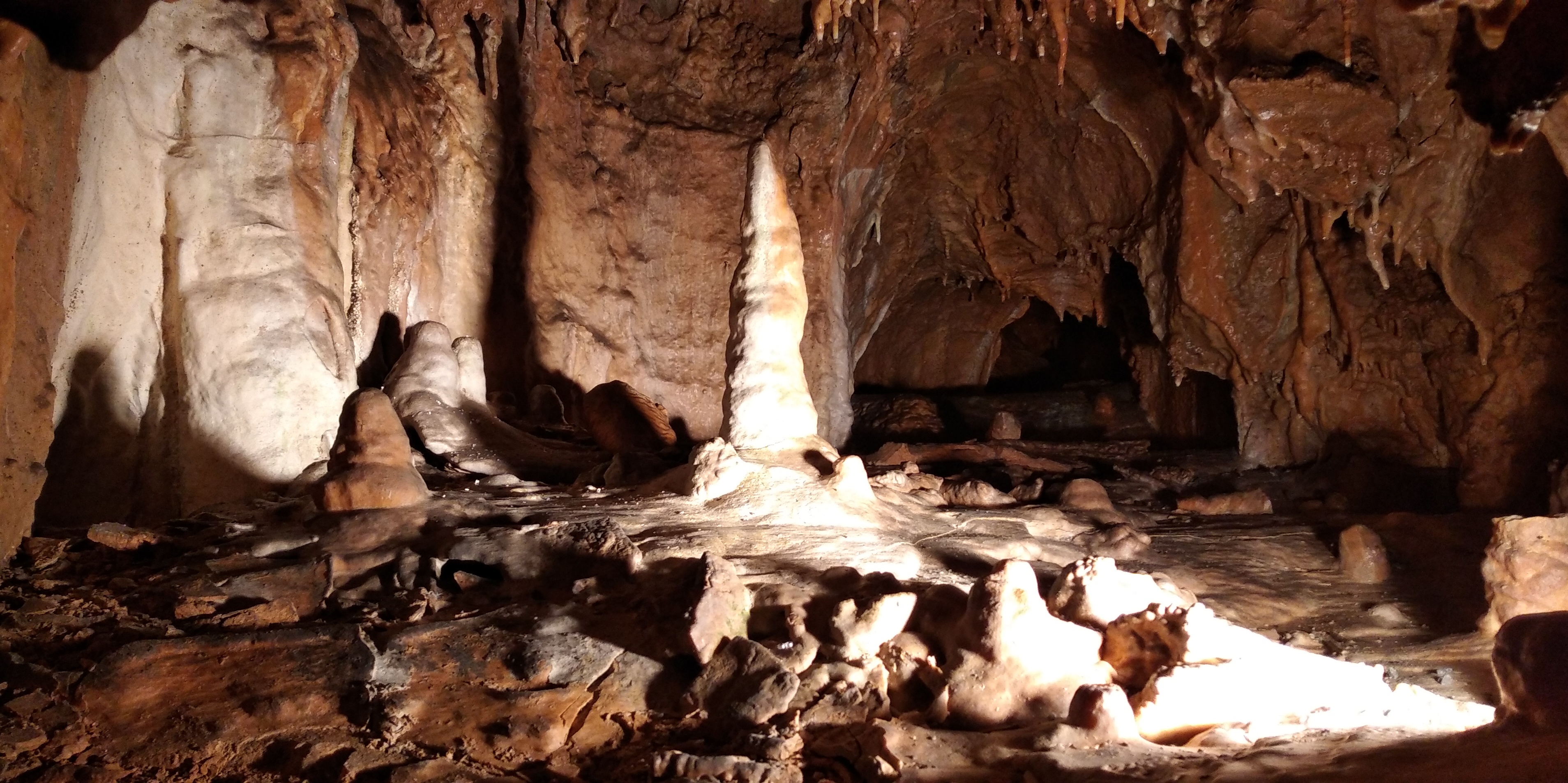 Moravský kras uvnitř jeskyně.