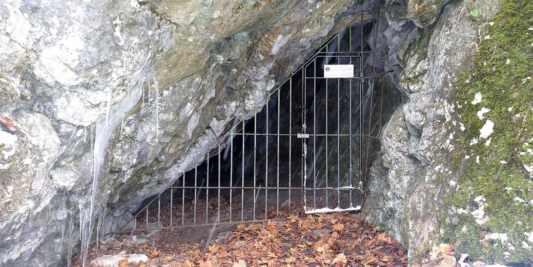 Pohled na uzamčenou jeskyni.