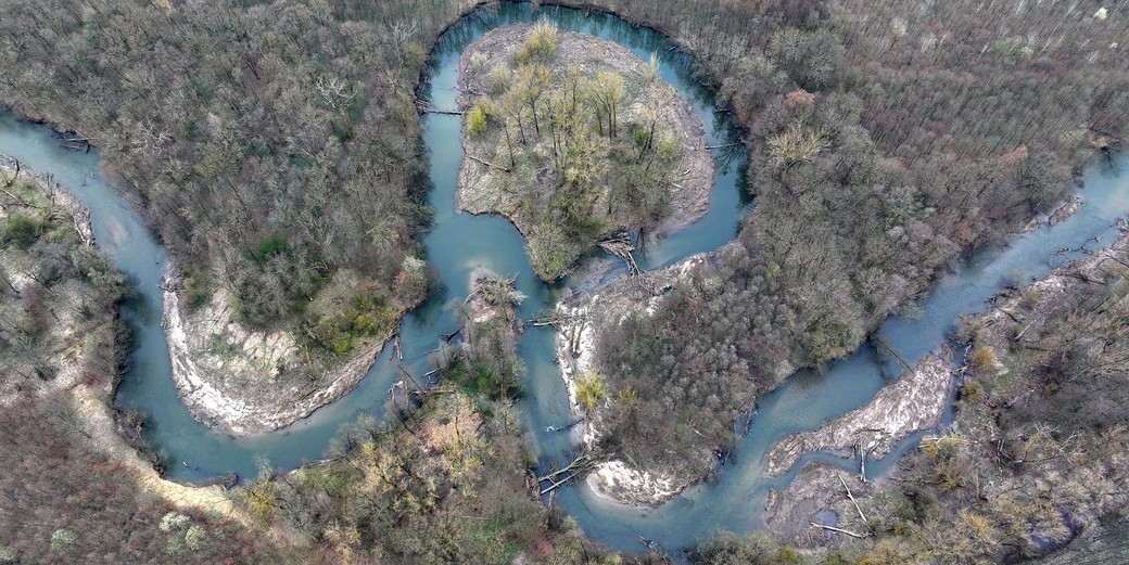 Letecký pohled na řeku.