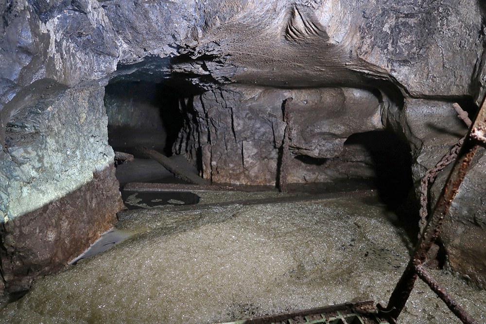 Znečištěná voda toku Lopač v jeskyni Starý Lopač. Propadání Lopače se nachází v blízkosti výusti z čistírny odpadních vod Ostrov u Macochy, kterou je třeba intenzifikovat.